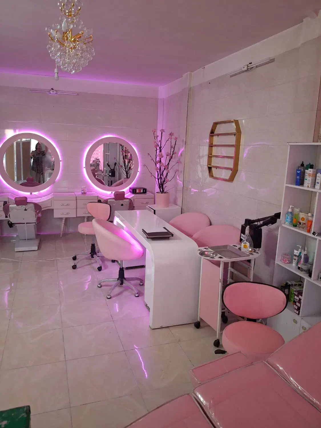 فروش وسایل کامل آرایشگاه به دلیل مهاجرت|آرایشگاه و سالن‌های زیبایی|بروجرد, |دیوار