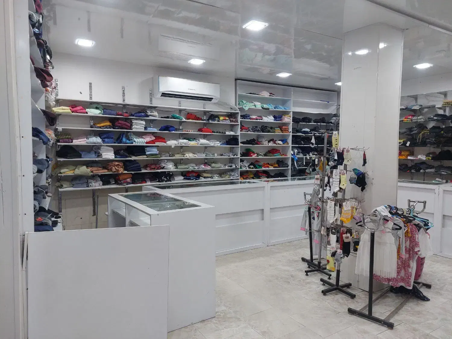 واگذاری فروشگاه پوشاک بهترین جای کنگ|لباس|بندرلنگه, |دیوار