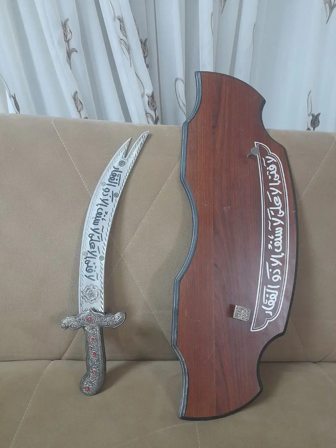 شمشیر برای دکوراسیون.|کلکسیون اشیاء عتیقه|یزد, |دیوار