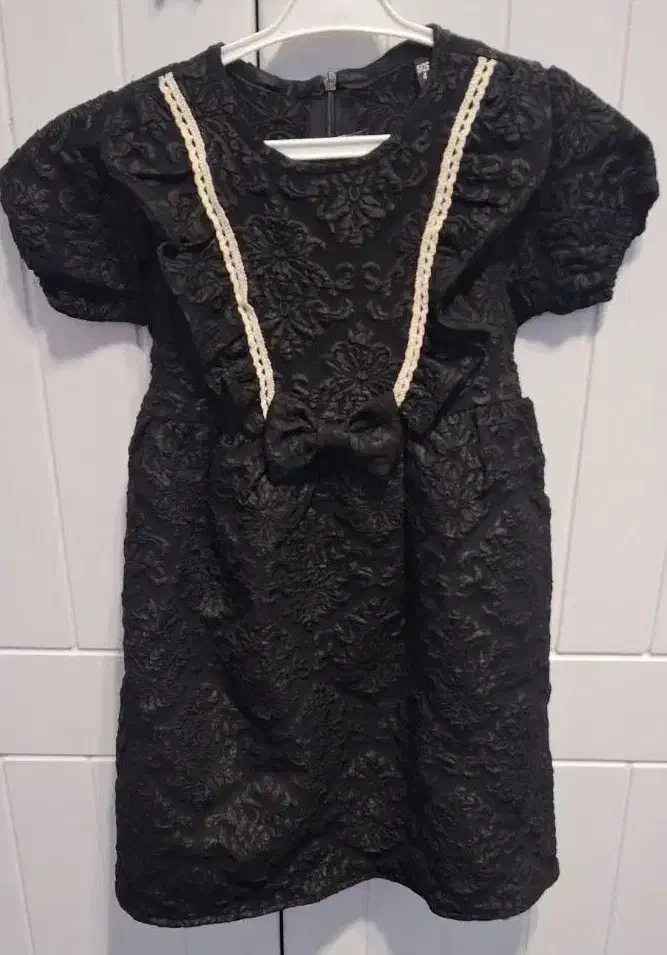 لباس دخترانه|کفش و لباس بچه|اندیشه, اندیشه فاز ۱|دیوار