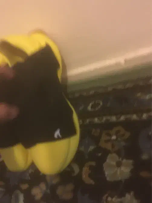 کفش|کیف، کفش، کمربند|میانه, |دیوار