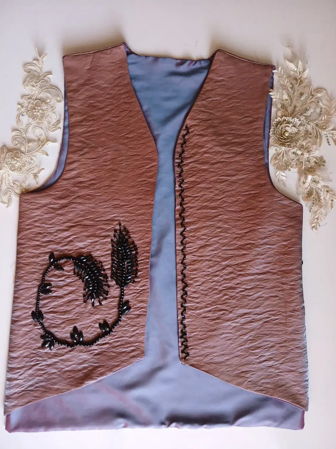 جلیقه جواهردوزی|لباس|کاشان, مسلم آباد|دیوار