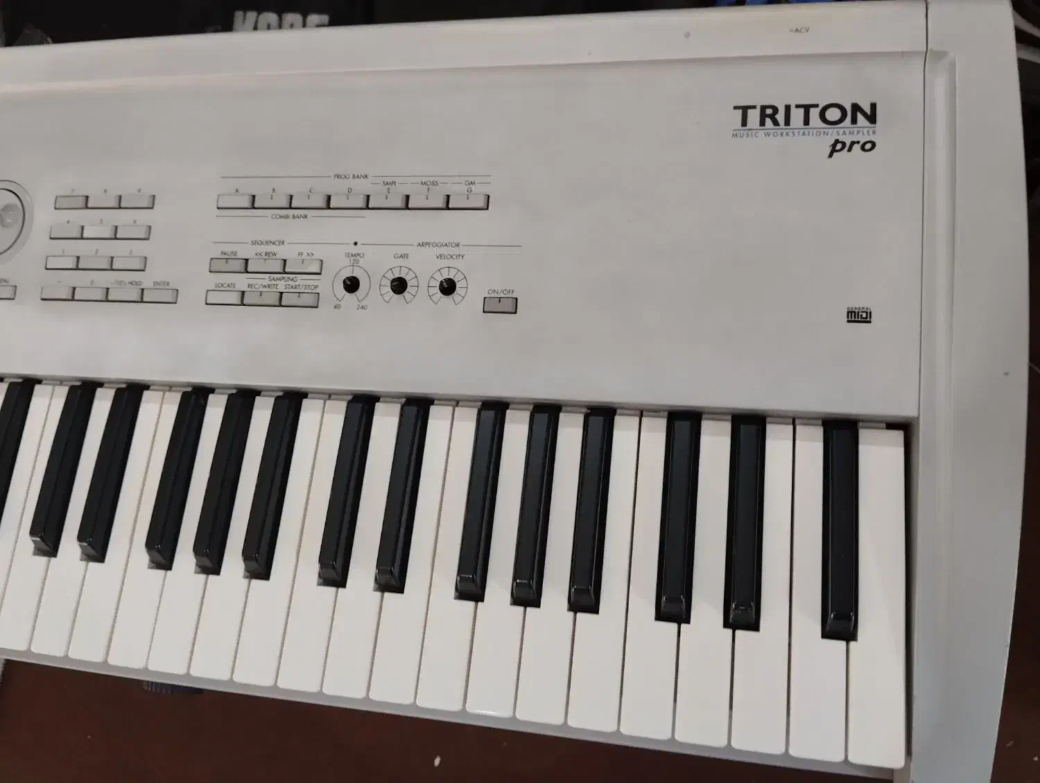 سینتی سایزر کرگ ترایتون کلاسیک korg triton|پیانو، کیبورد، آکاردئون|شیراز, تحویلی|دیوار