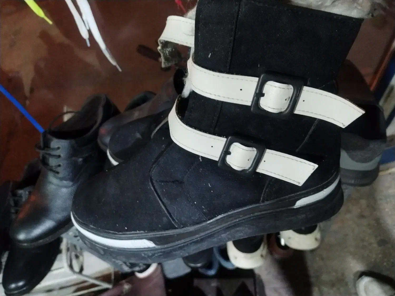 پوتین زمستانه|کیف، کفش، کمربند|میانه, |دیوار