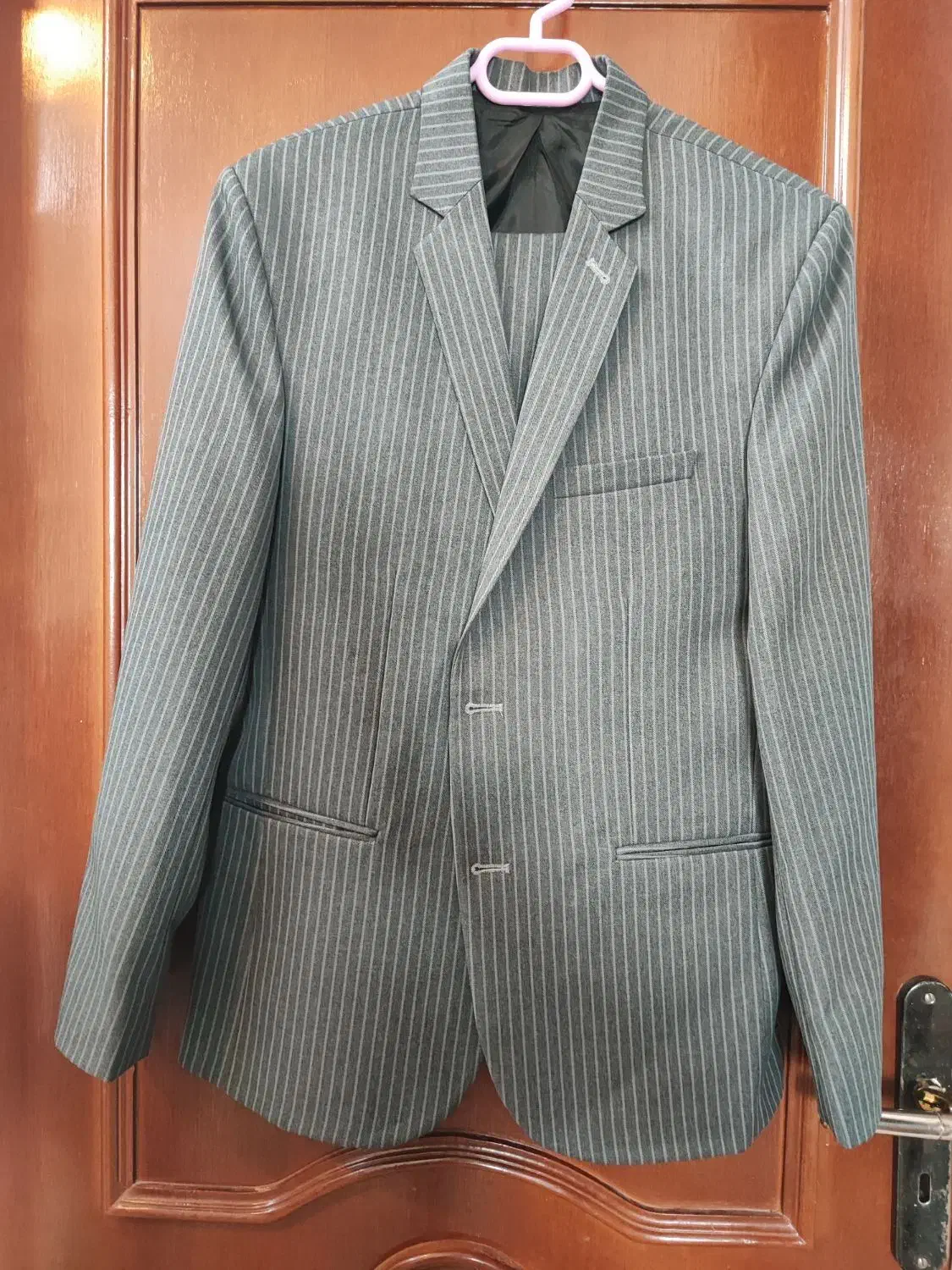 چند عدد کت مردانه|لباس|قائن, |دیوار