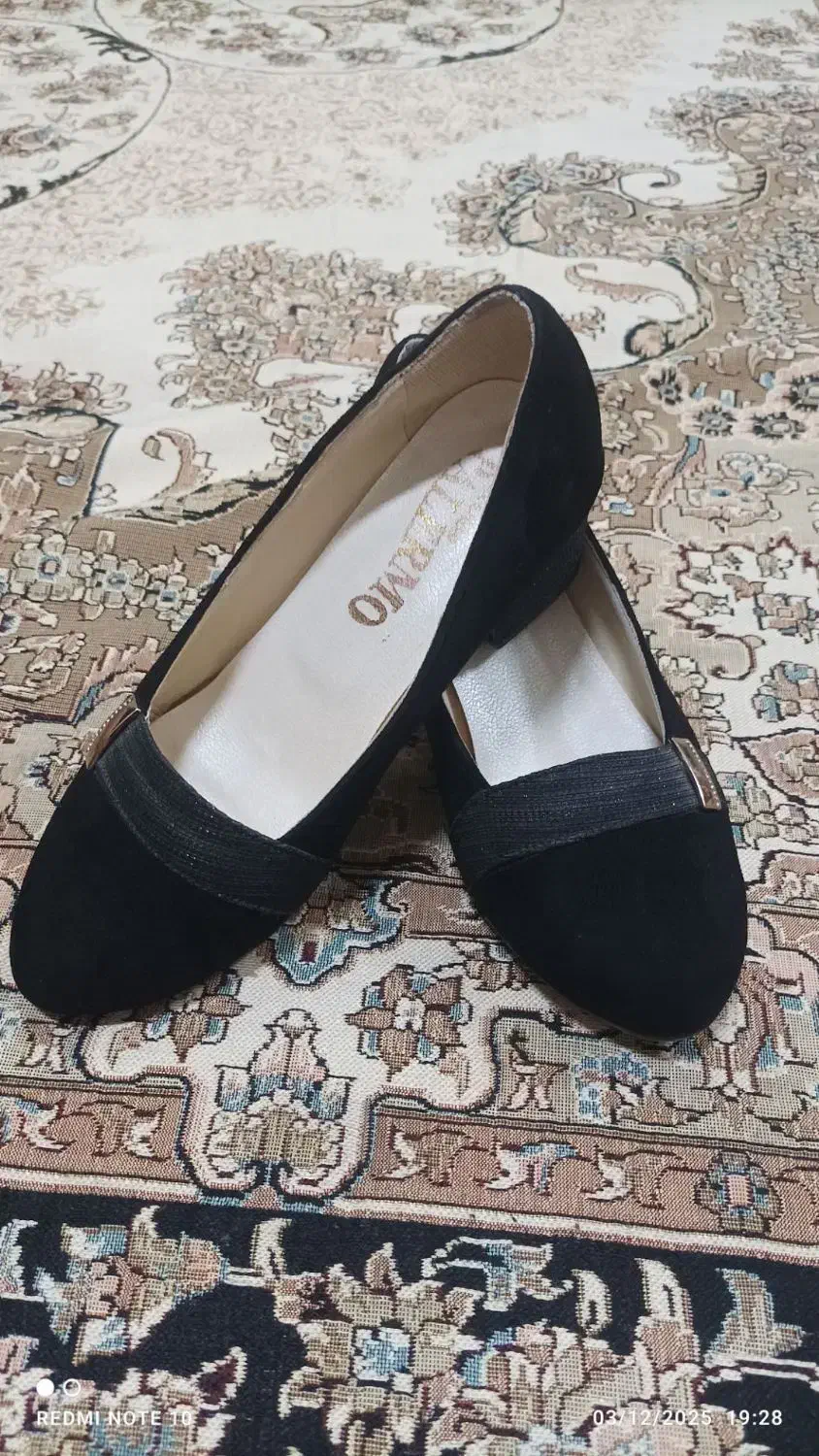 کفش|کیف، کفش، کمربند|پائین جام, |دیوار