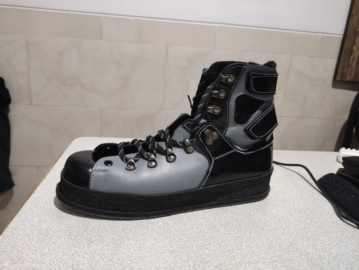 کفش تیراندازی|کیف، کفش، کمربند|قدس, شهر‌قدس|دیوار