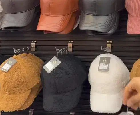 کلاه چرم و تدی|لباس|خلخال, |دیوار