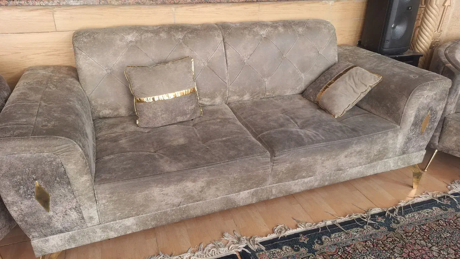 مبل سه نفره تک|مبلمان خانگی و میز عسلی|صدرا-فارس, فاز ۱|دیوار