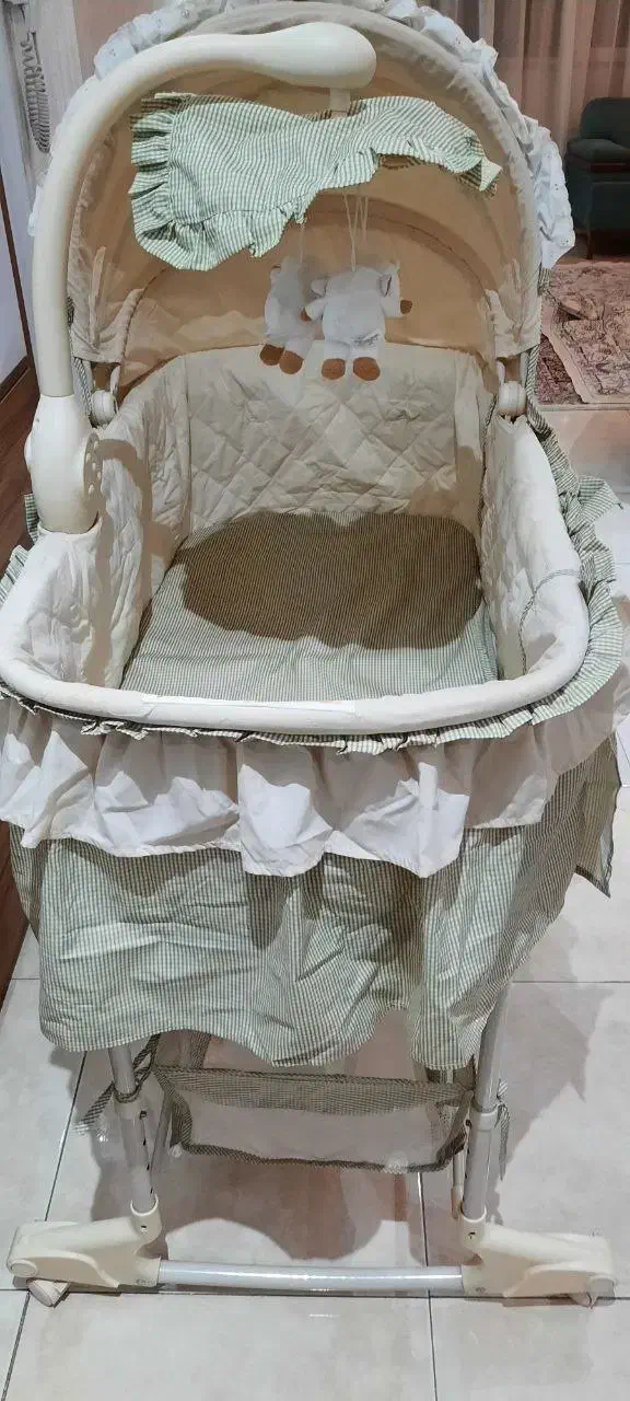 تخت گهواره کنار مادر در حد نو|تخت و صندلی بچه|شهریار, شهرک وائین|دیوار