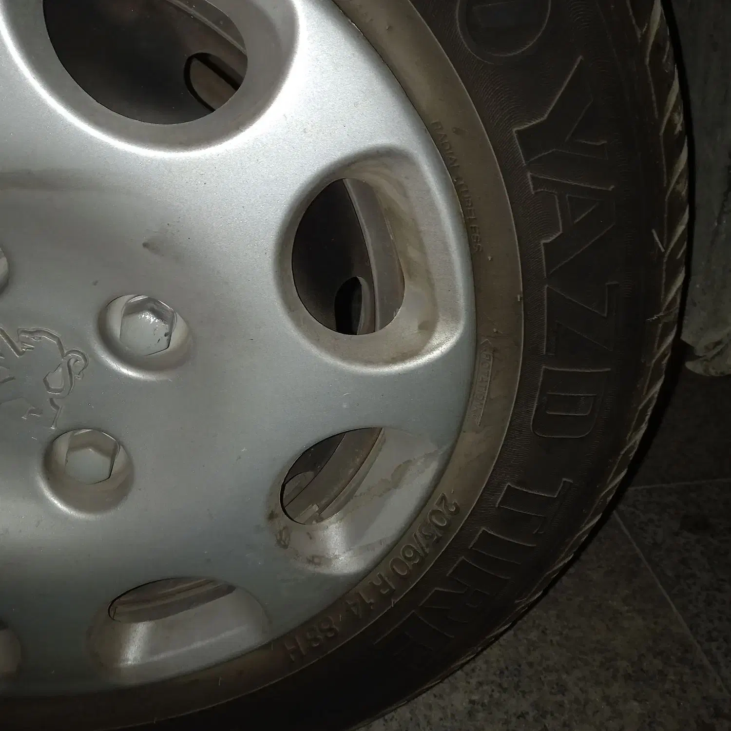 لاستیک ۲۱۵ سالم(شخصی) ۲۰۲۳|قطعات یدکی و لوازم جانبی|کرج, ساسانی (قلمستان)|دیوار