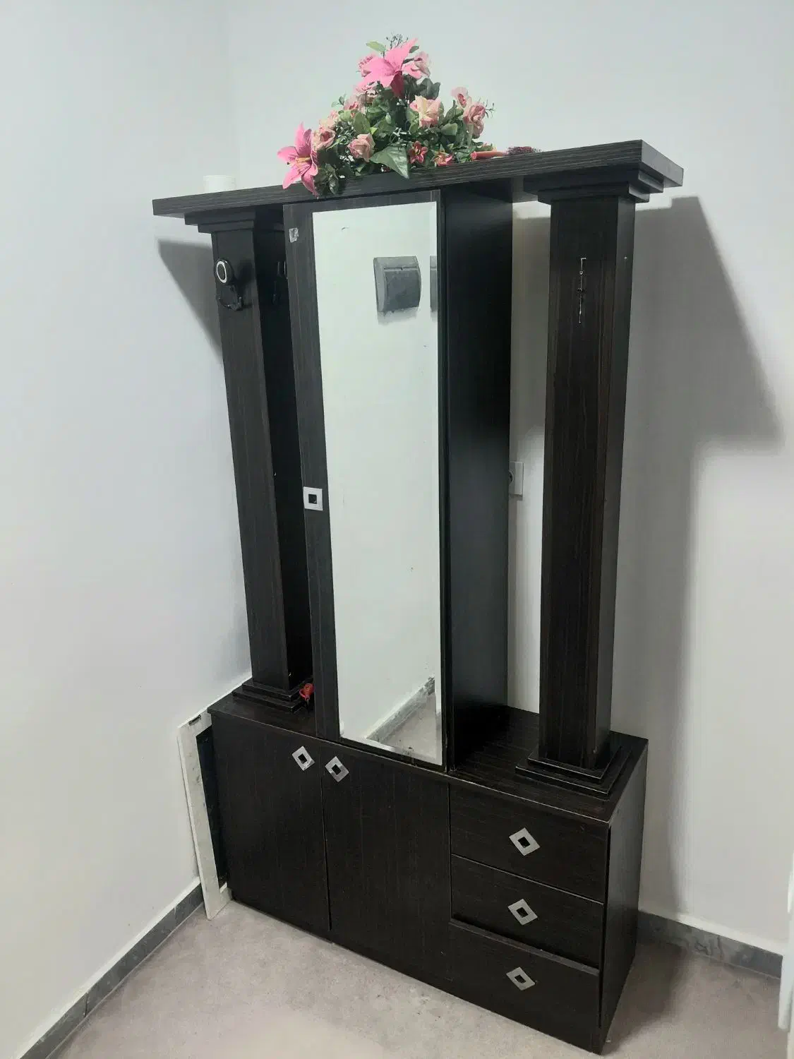 جاکفشی|جاکفشی، کمد، دراور|شوش, |دیوار