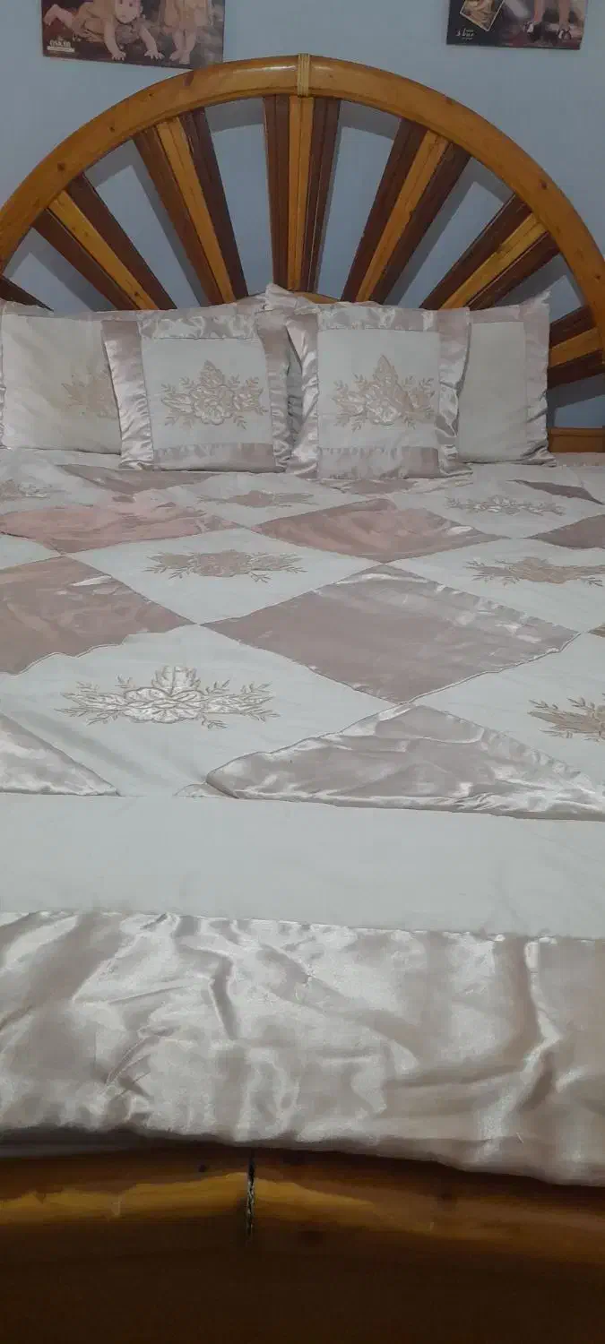 تخت به همراه دوعددپاتختی ودراورآیینه دار|تخت و سرویس خواب|رشت, معلولین|دیوار