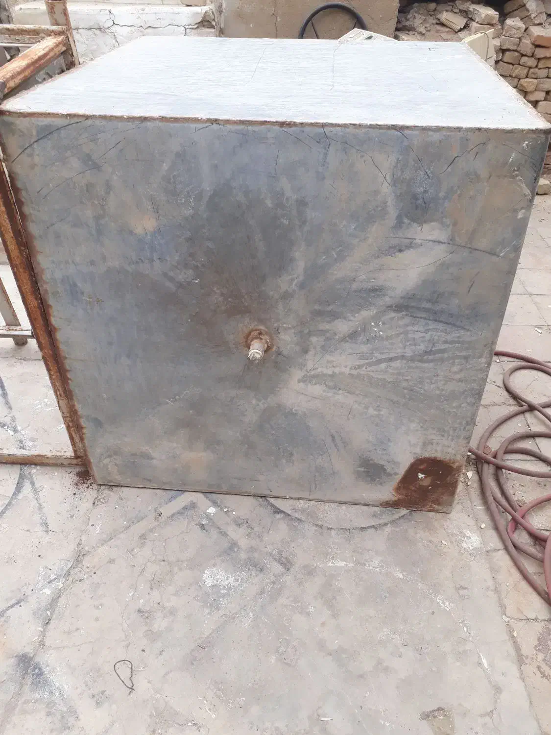 منبع بزرگ دوهزارلیتری ونورگیراهنی|مصالح و تجهیزات ساختمان|بهبهان, |دیوار