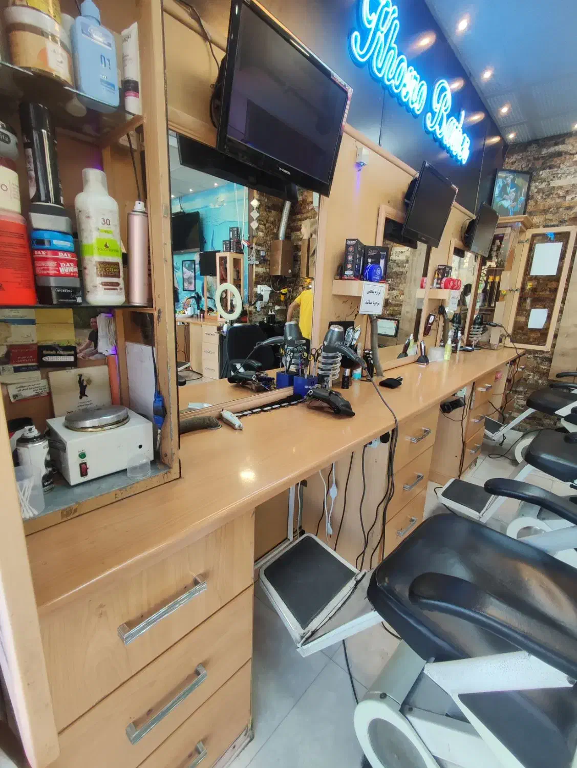 دکور آرایشگاه|آرایشگاه و سالن‌های زیبایی|سمنان, |دیوار