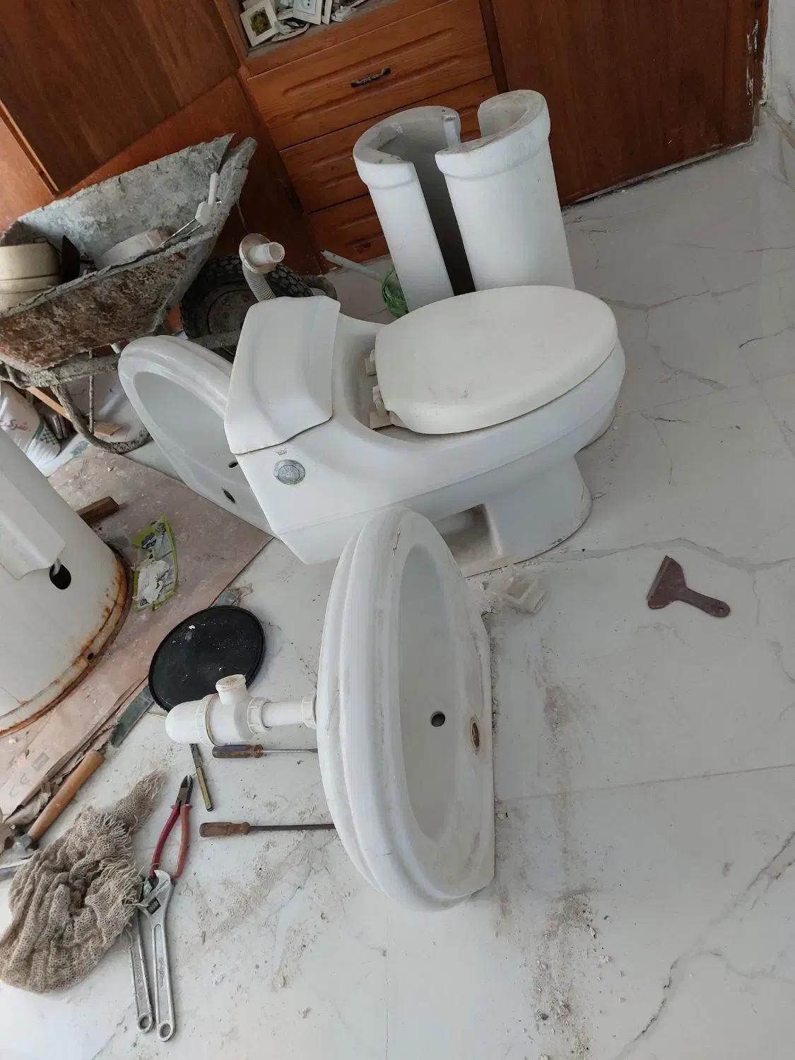 توالت فرنگی و دو تا روشویی|لوازم سرویس بهداشتی|نوشهر, |دیوار