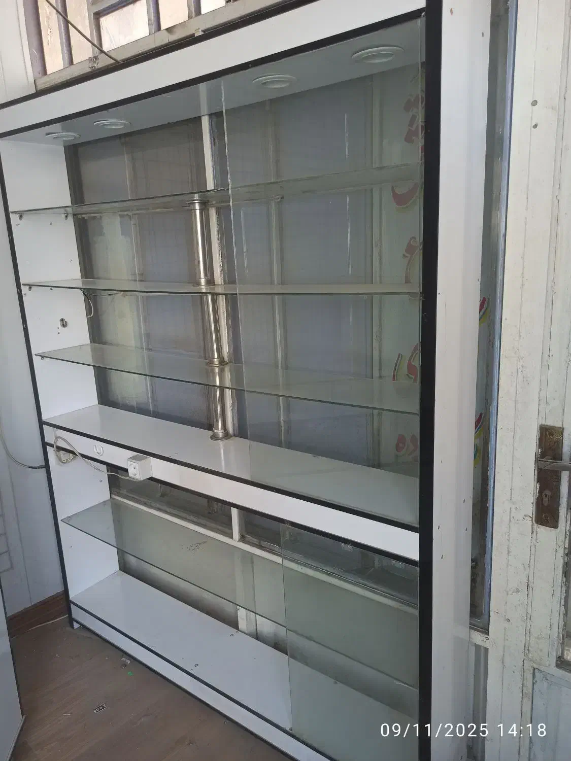 دو عدد ویترین و یک عدد میز پیشخوان|بوفه، ویترین، کنسول|بندر ماهشهر, |دیوار