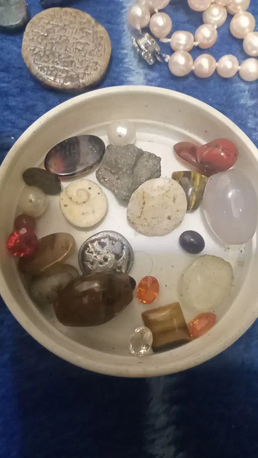 اشیاء عتیقه|کلکسیون اشیاء عتیقه|اصفهان, تخت فولاد|دیوار