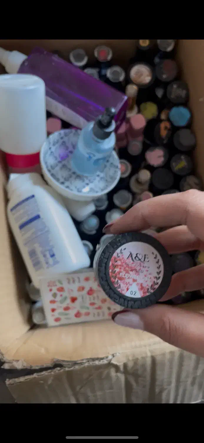 لوازم ناخن|آرایشگاه و سالن‌های زیبایی|لاهیجان, کوی خزر|دیوار