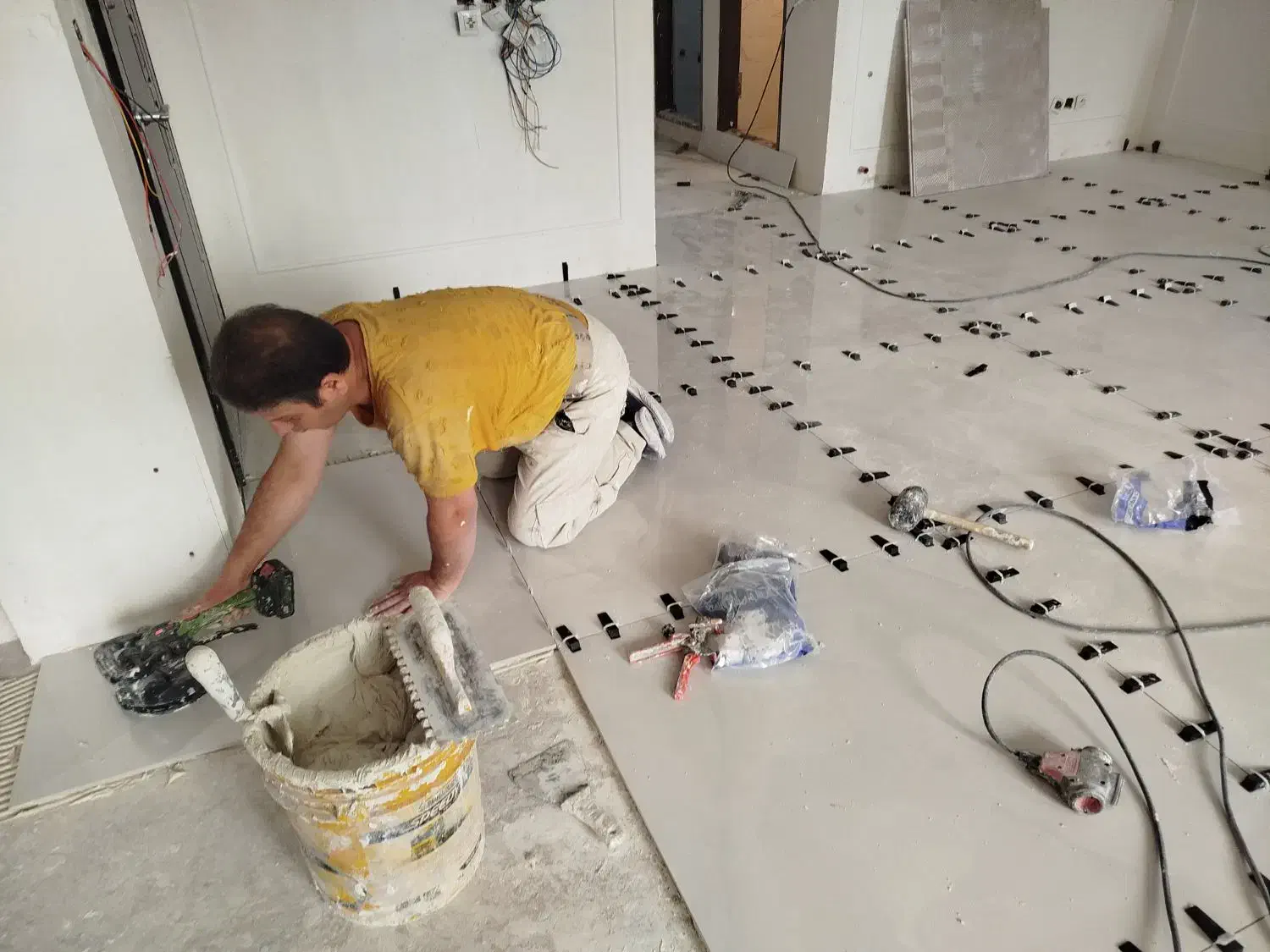 نیازمند اوستا کاشیکار روز مزدی|استخدام معماری، عمران و ساختمانی|اردبیل, |دیوار