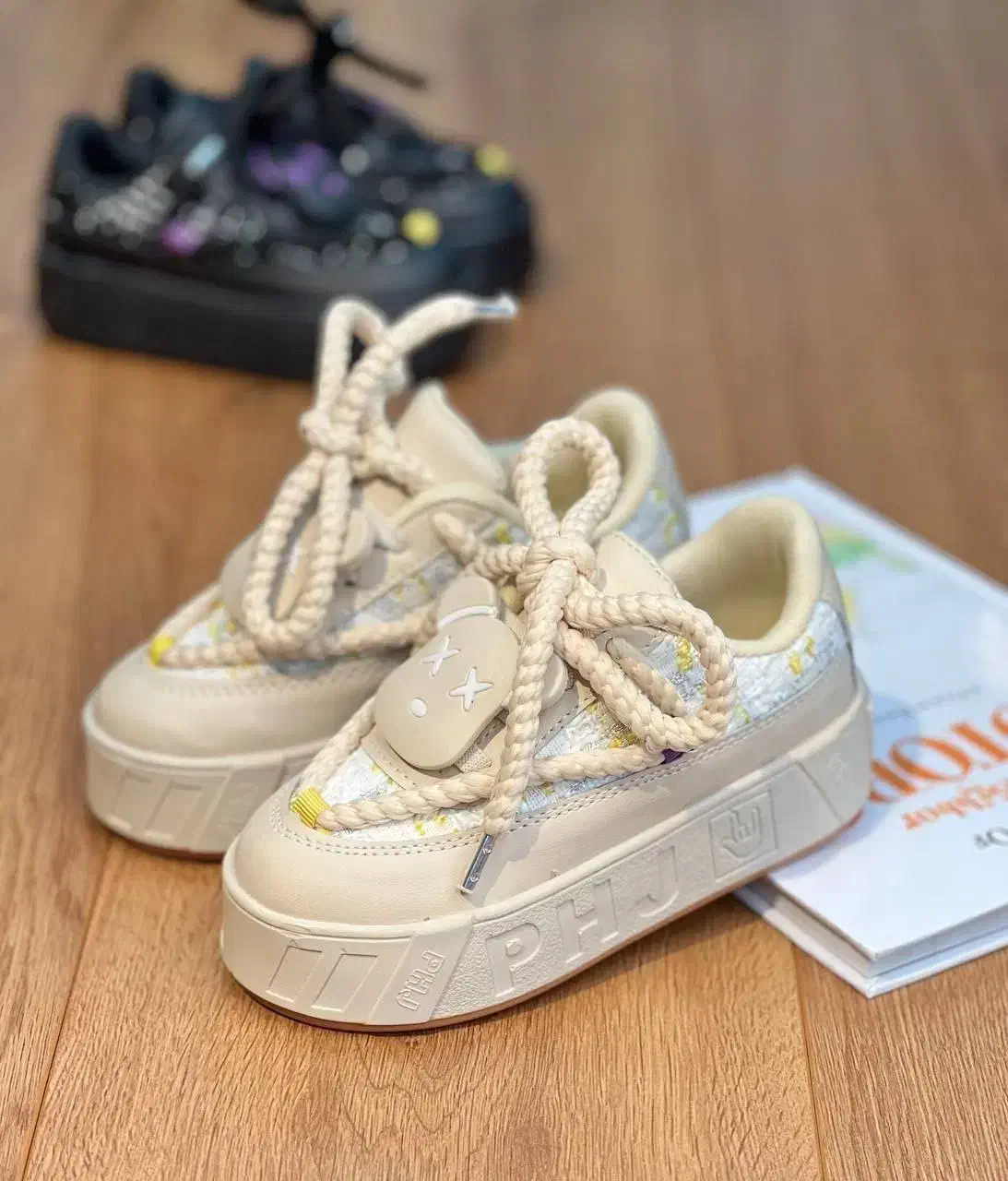 کفش|کفش و لباس بچه|رباط‌کریم, رباط‌کریم|دیوار