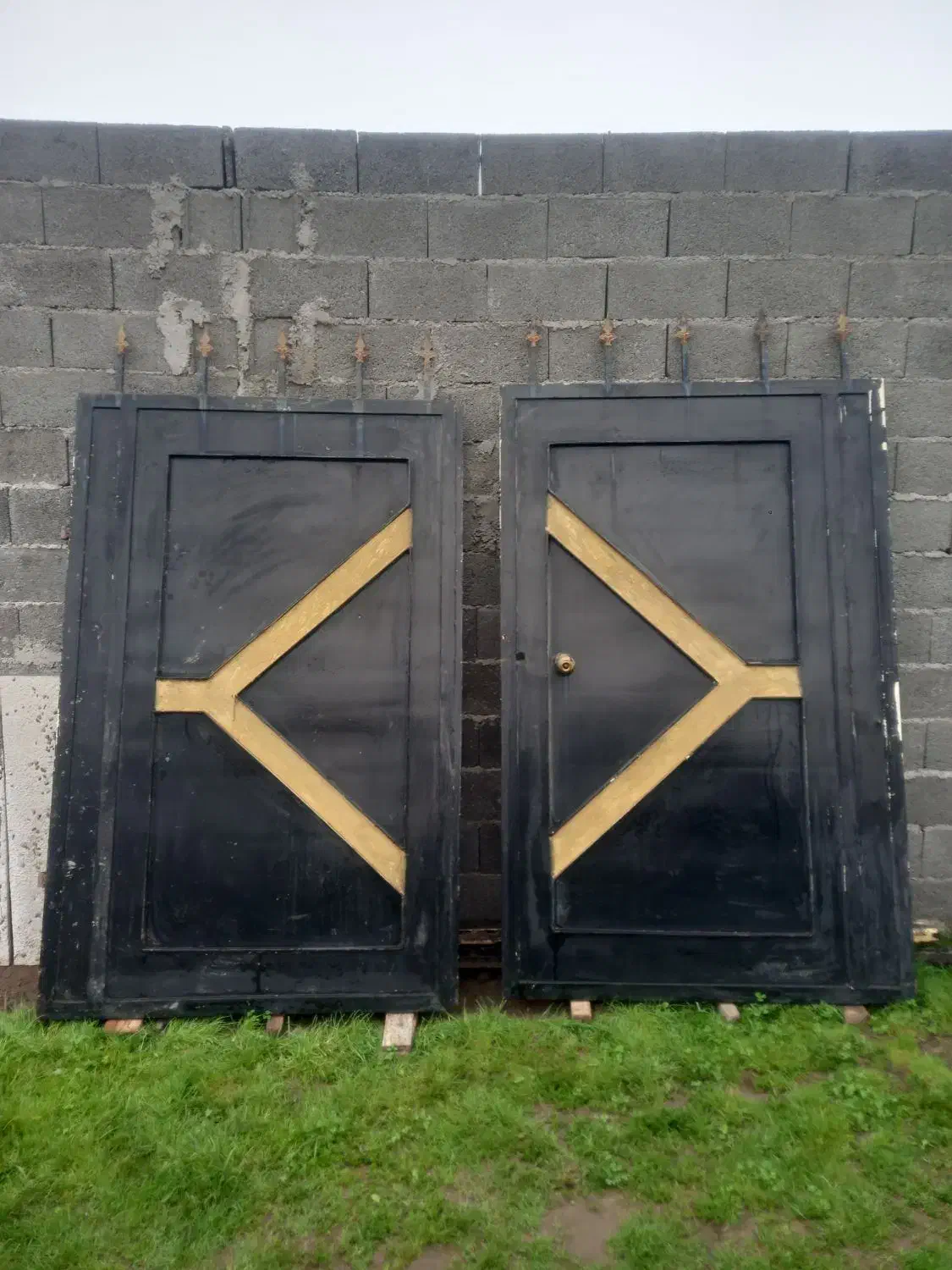 ۲دروازه اهنی درب برای زمین ویلاخانه باغ با چارچوب|مصالح و تجهیزات ساختمان|رشت, حومه رشت|دیوار