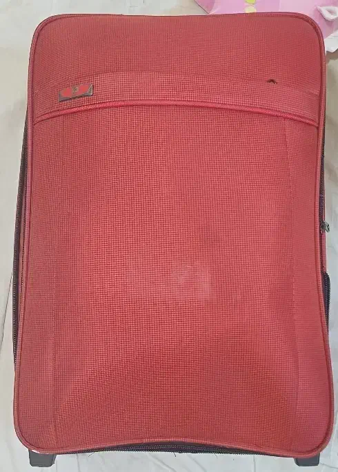 چمدان دوتا بزرگ و کوچک|کیف، کفش، کمربند|هشتگرد, فاز ۷ مهستان|دیوار