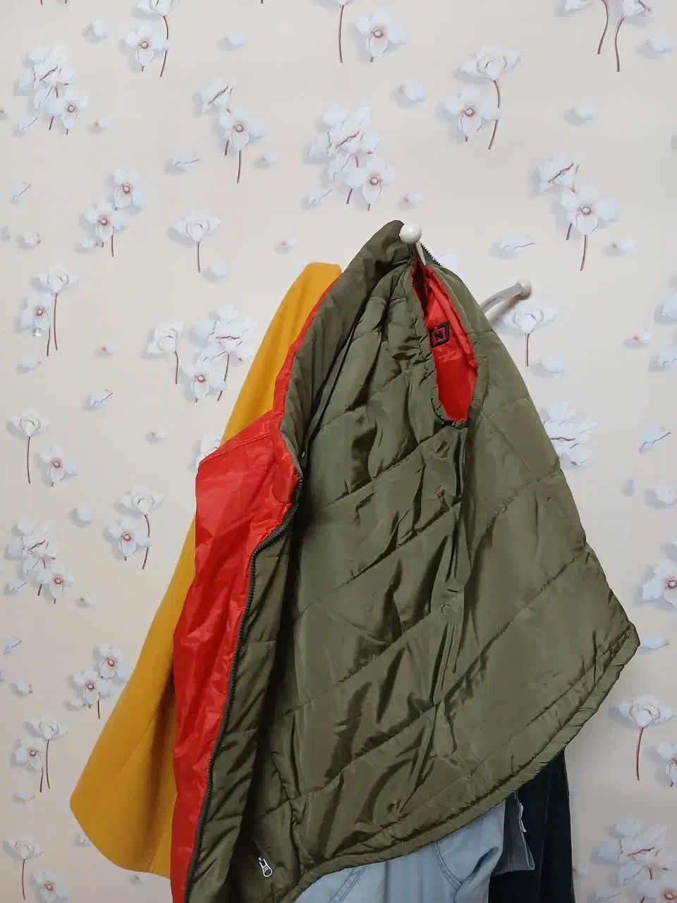 چند دست لباس|لباس|لنجان, |دیوار