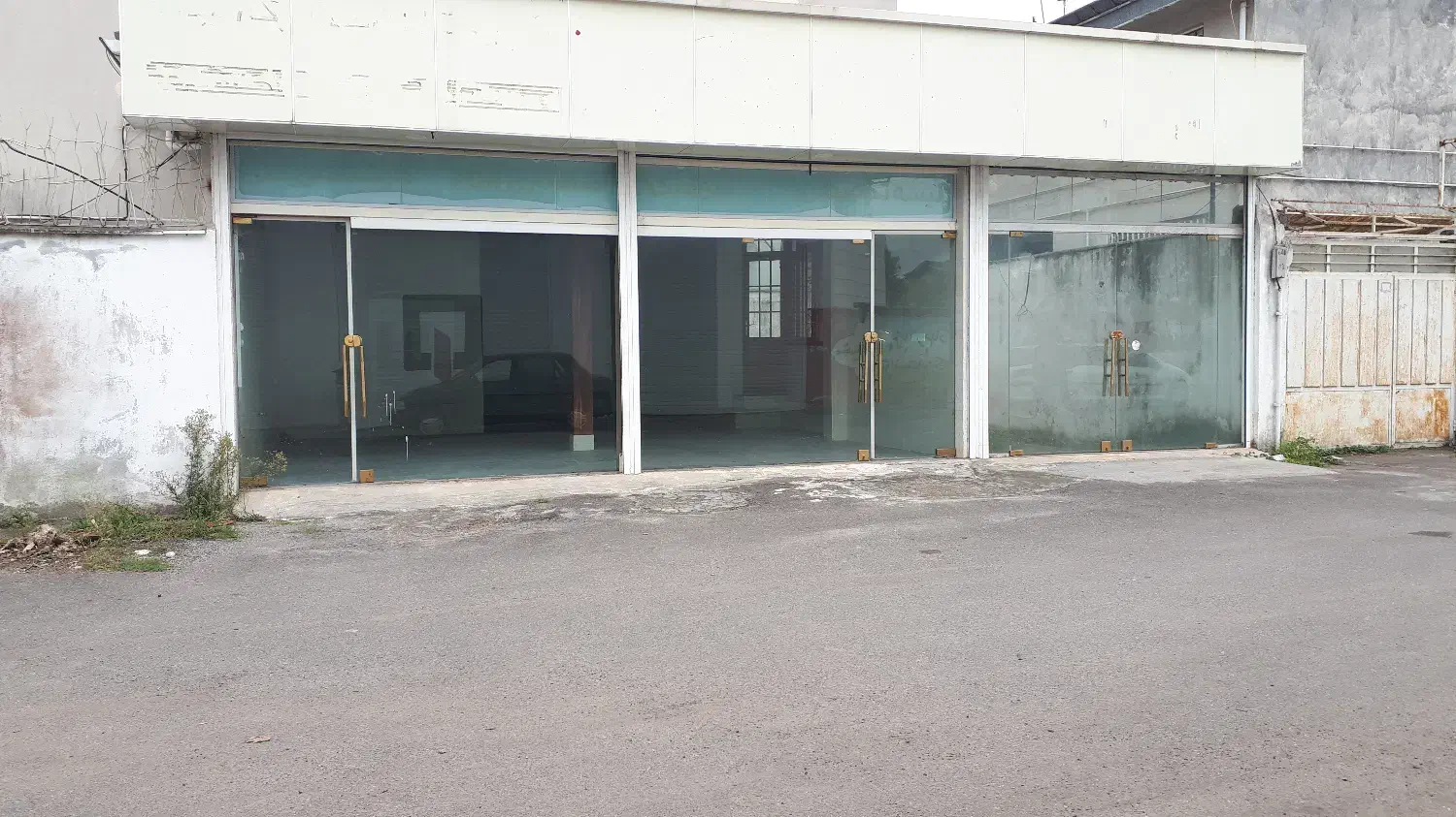 مغازه ۷۰ متری با دو درب و محوطه باز با درب مستقل|اجارهٔ مغازه و غرفه|رشت, کوی امام رضا|دیوار