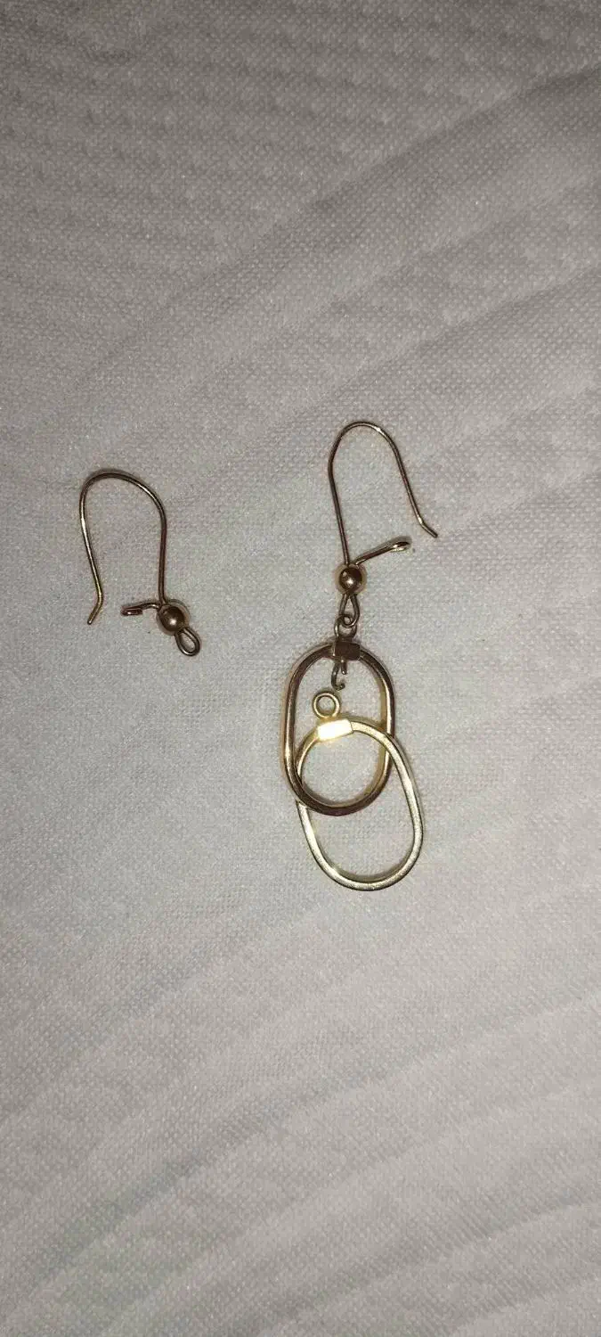 یک لنگه گوشواره گم شده در محدوده عمارت تابهاران|جواهرات|قدس, شهر‌قدس|دیوار