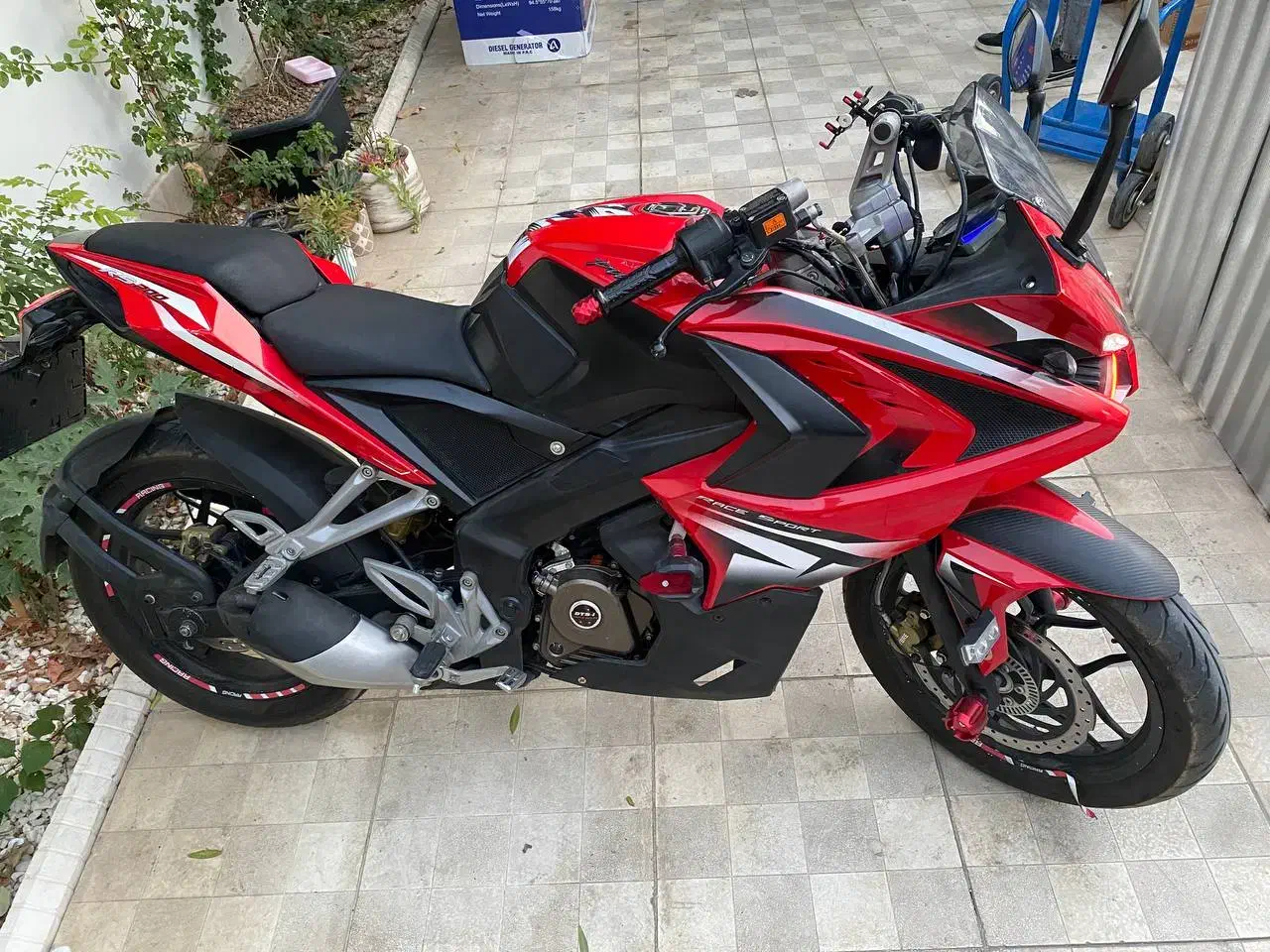 rs 200|موتورسیکلت|اندیشه, اندیشه فاز ۳|دیوار