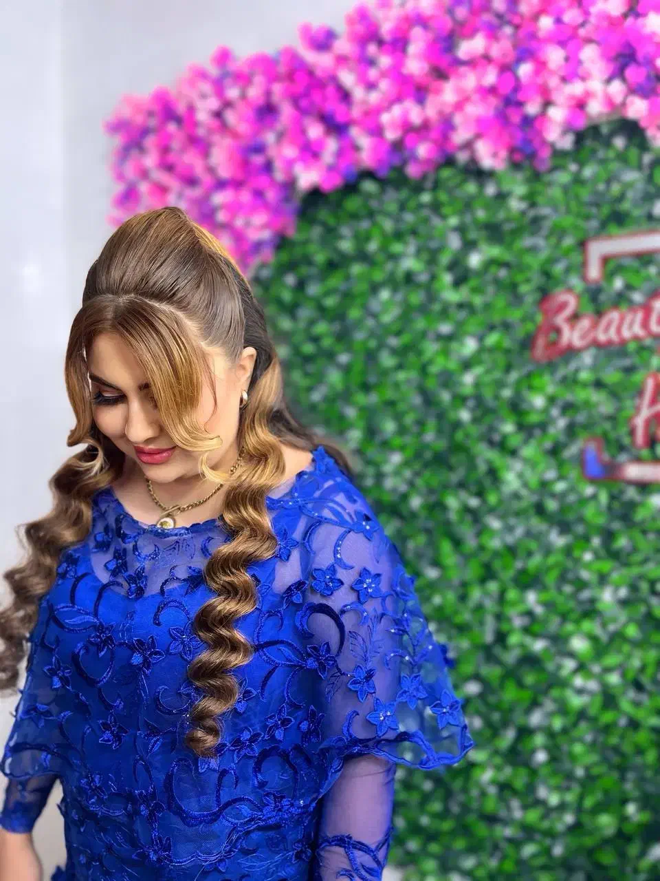 سالن زیبایی رنگ میکاپ ناخن میکرواصلاح شنیون فشیال|خدمات آرایشگری و زیبایی|پرند, فاز ۲|دیوار