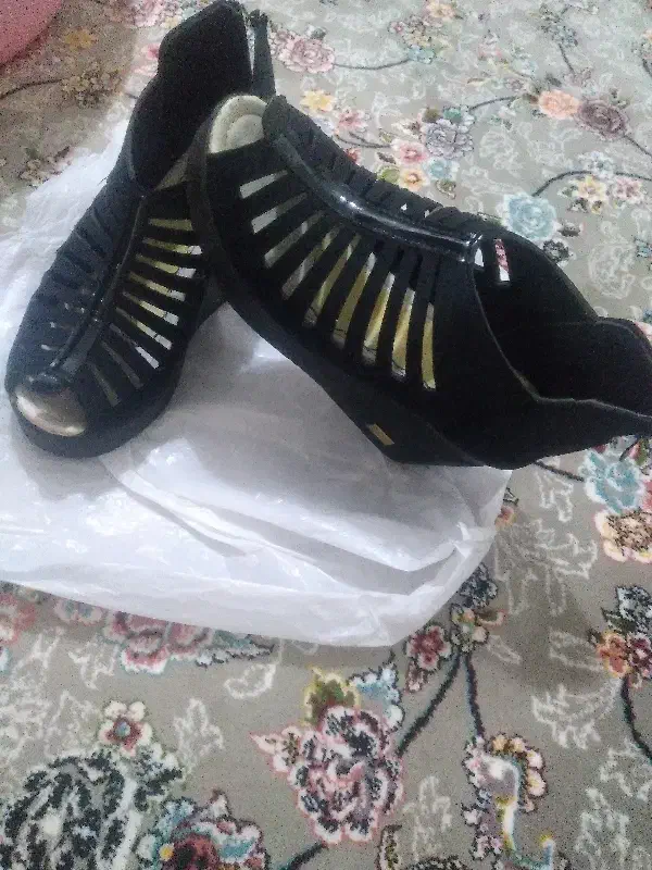 کفش بیرونی|کیف، کفش، کمربند|سراب, |دیوار