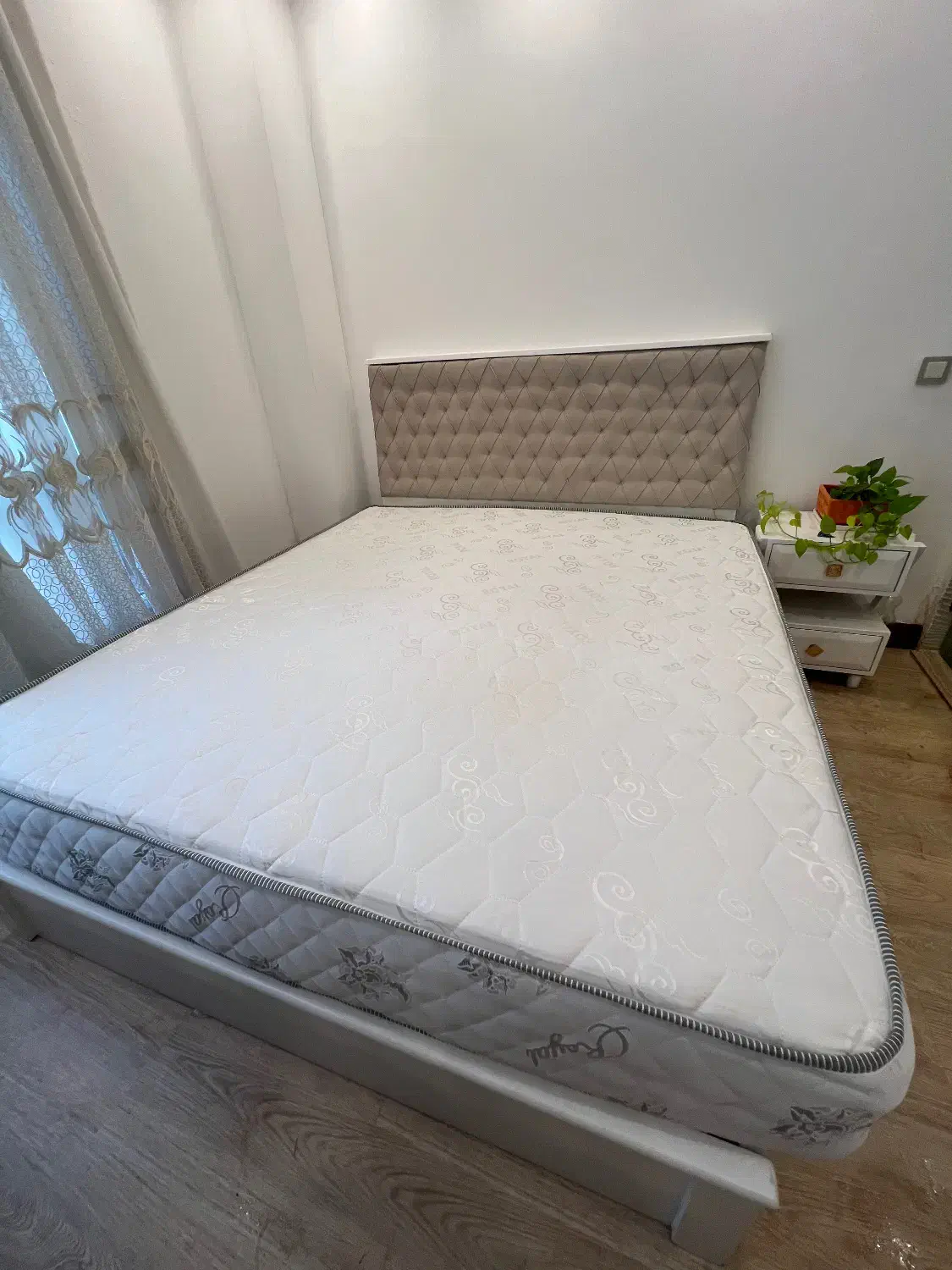 تختخواب دونفره با پایه فلزی، همراه تشک Royal|تخت و سرویس خواب|سلمانشهر, |دیوار