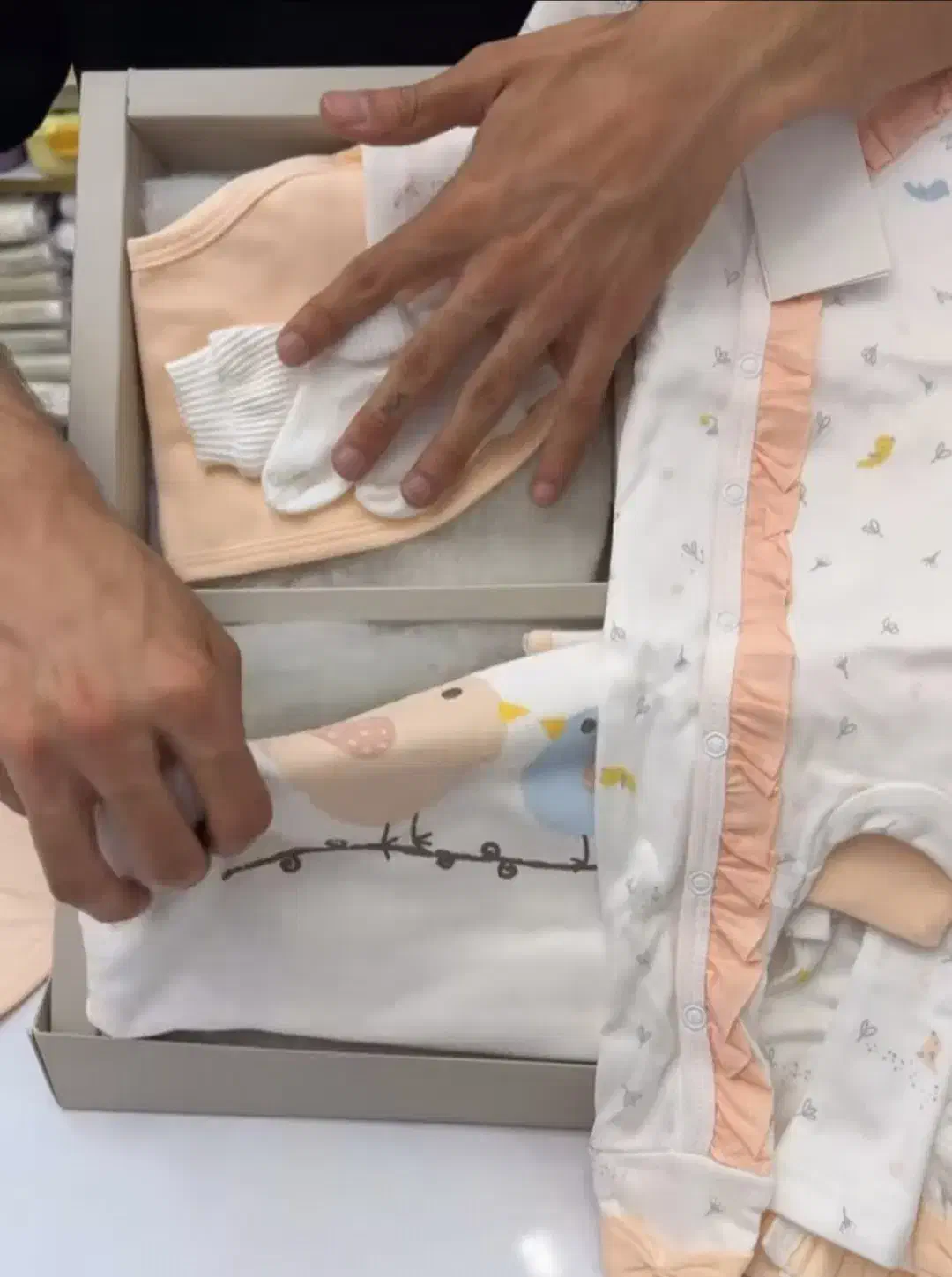 ست ۱۳ تیکه قیمت مناسب|کفش و لباس بچه|تهران, هوانیروز|دیوار