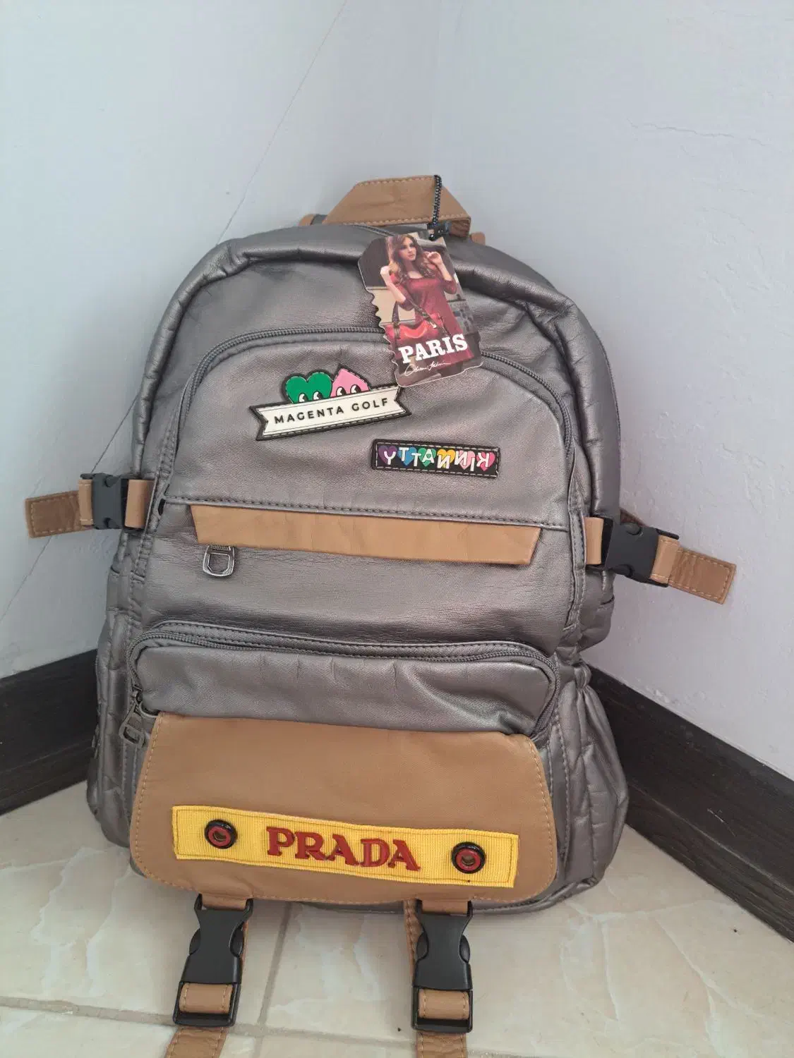 کیف مدرسه|کیف، کفش، کمربند|قم, باغ کرباسی|دیوار