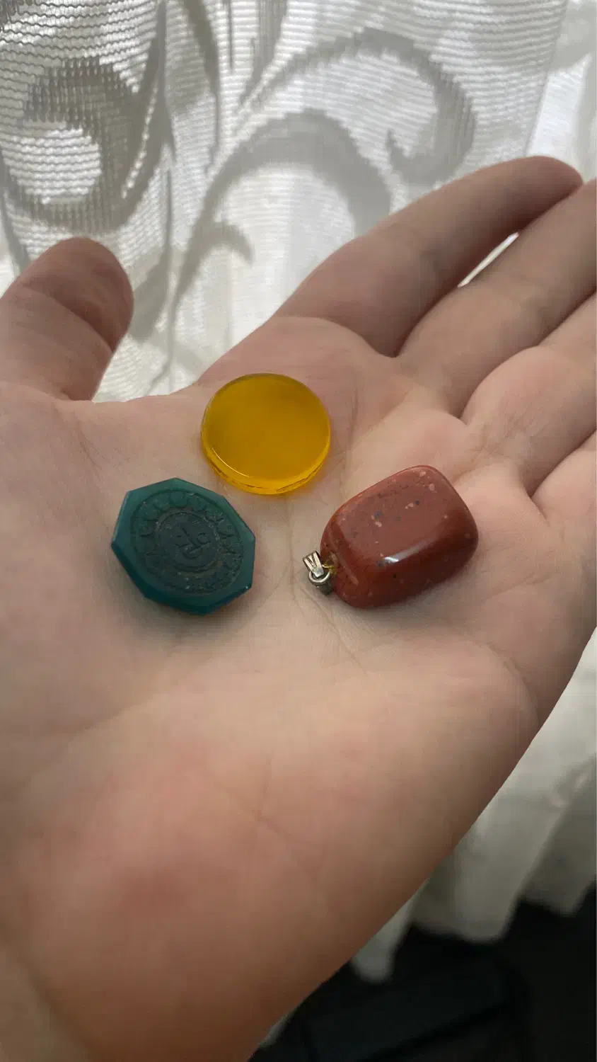 دو عدد سنگ و یک تو گردنی|زیورآلات و اکسسوری|رشت, پیرسرا|دیوار