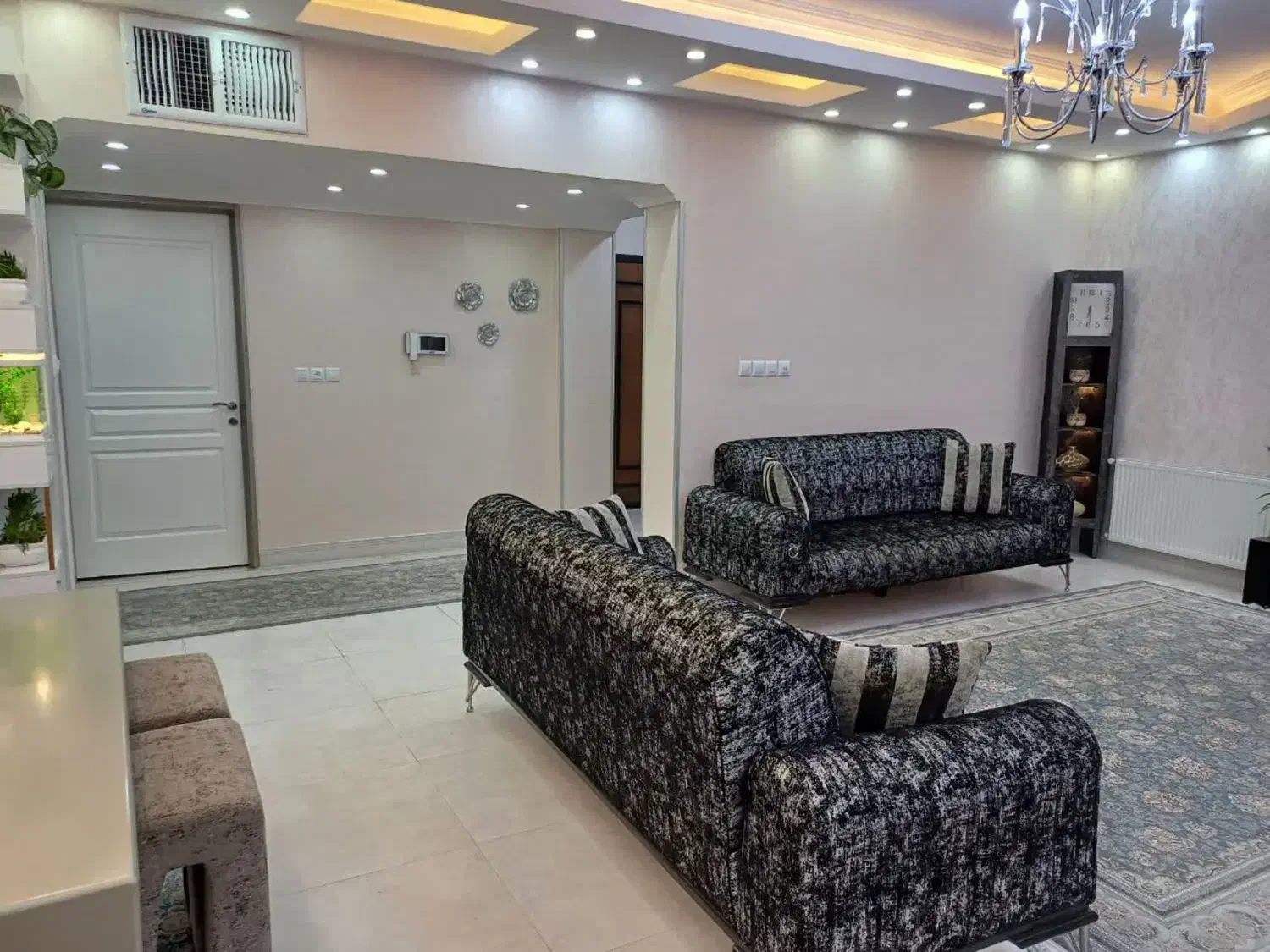 مبل شیک و مدرن در حد نو دو عدد سه نفره|مبلمان خانگی و میز عسلی|شیراز, گویم|دیوار