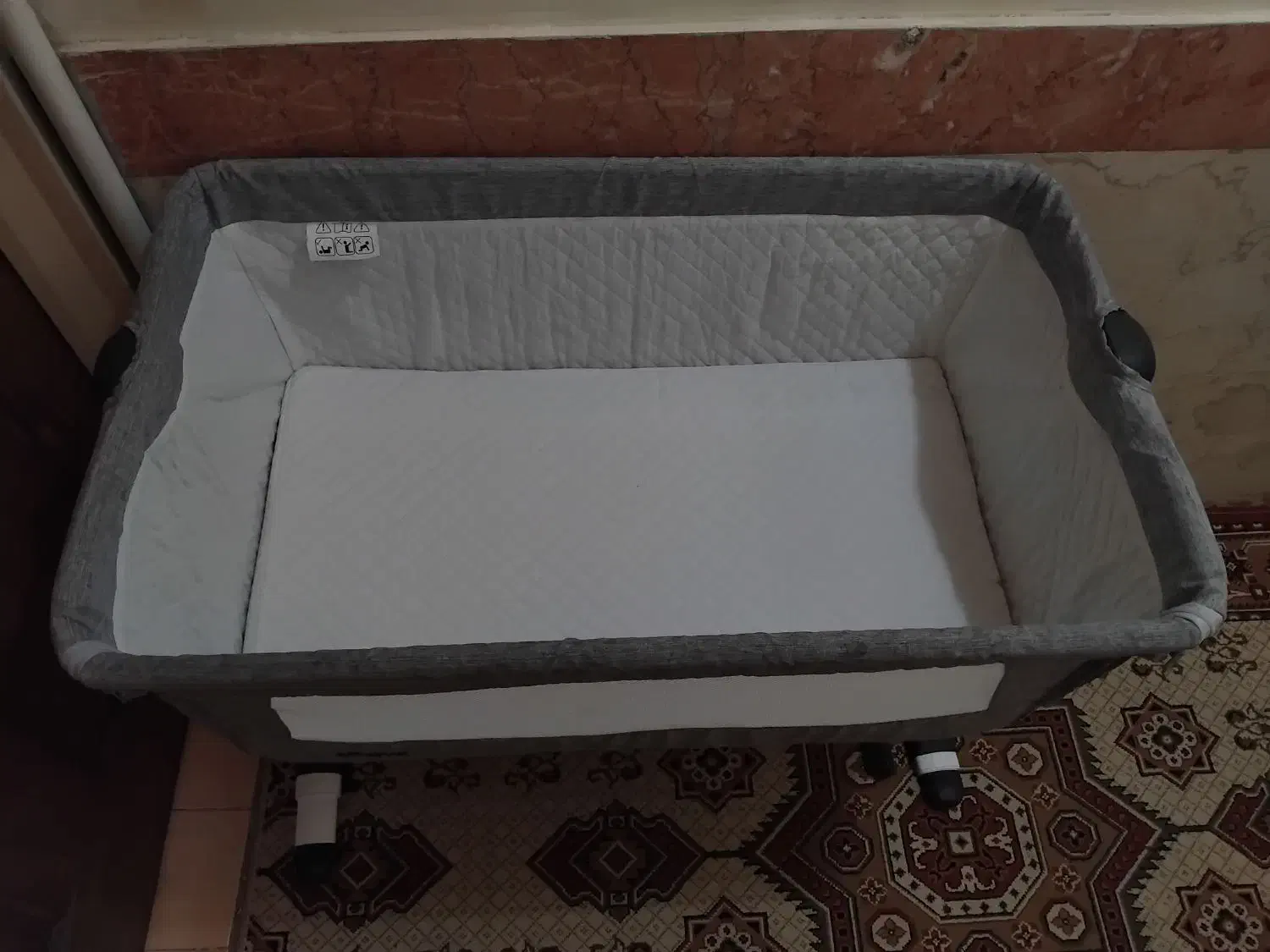 تخت نوزاد کنار مادر|تخت و صندلی بچه|دماوند, گیلاوند|دیوار
