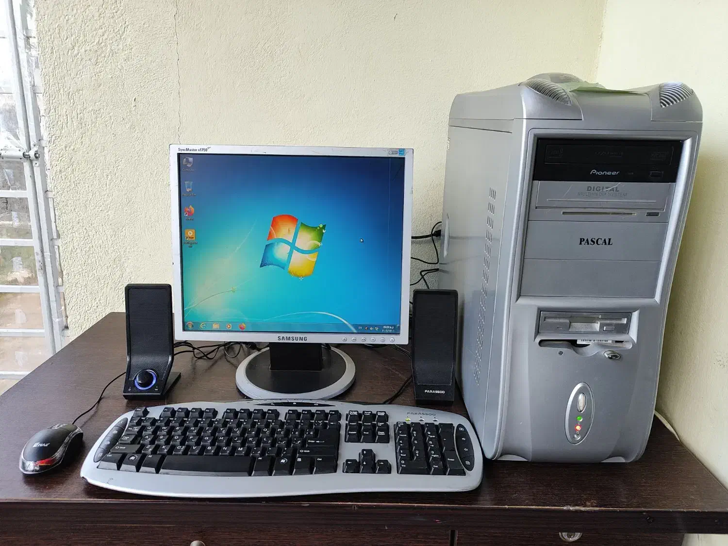 کیس ۴۶۰۰ با رم ۴ ddr2 هارد ۱۶۰ گرافیک ۱|رایانه رومیزی|چالوس, |دیوار