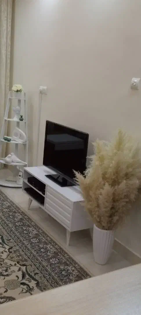 تلویزیون ۳۲ اینچ xvision به همراه میز چوبی|تلویزیون و پروژکتور|محمدیه-قزوین, |دیوار