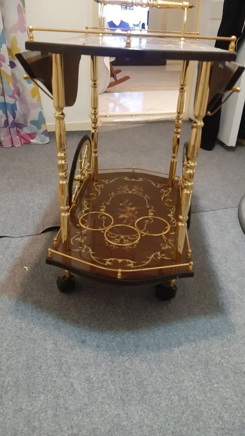 میز پذیرایی و بار نوشیدنی در زیر آن.دو طبقه|مبلمان خانگی و میز عسلی|تهران, شهران شمالی|دیوار