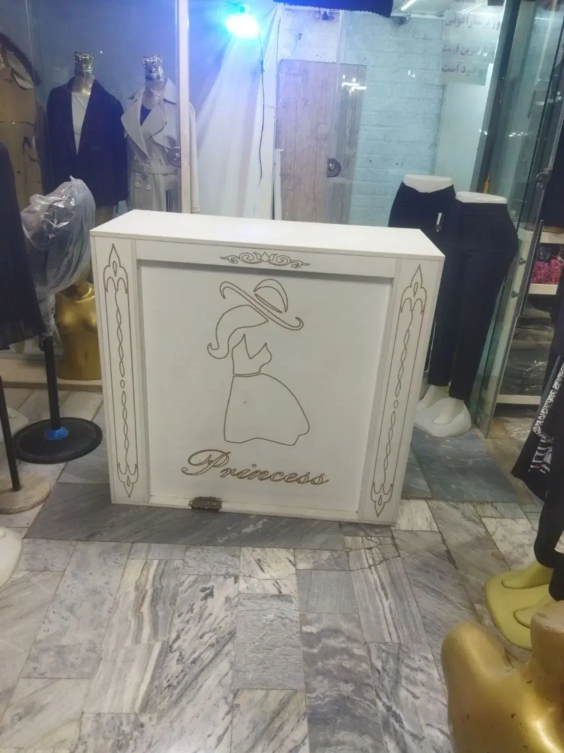 پیشخوان مغازه قیمت توافقی تنه مانکن...|فروشگاه و مغازه|کرمانشاه, |دیوار