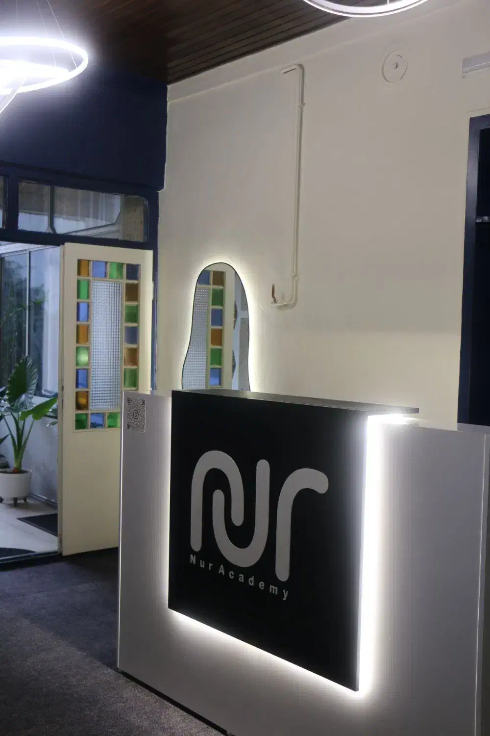 موسسه فنی حرفه ای|خدمات آموزشی|لاهیجان, انقلاب|دیوار