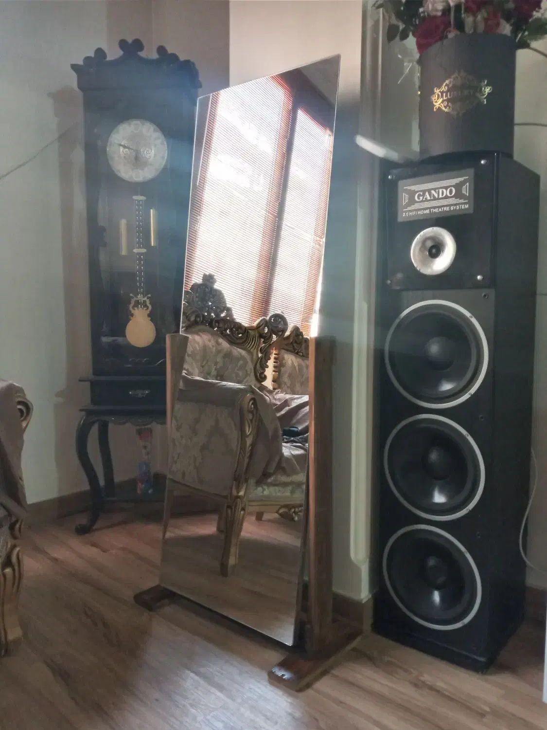 آینه قدی|آینه|قدس, شهر‌قدس|دیوار