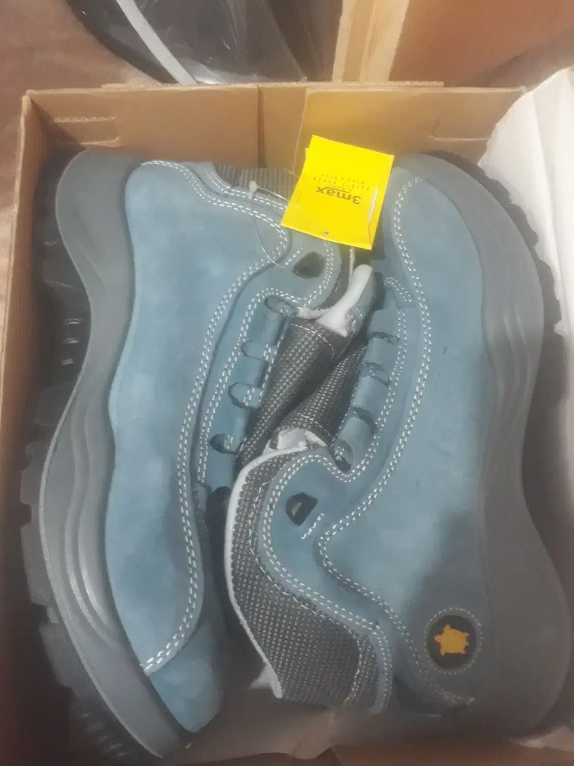 کفش کار|کیف، کفش، کمربند|قائن, |دیوار