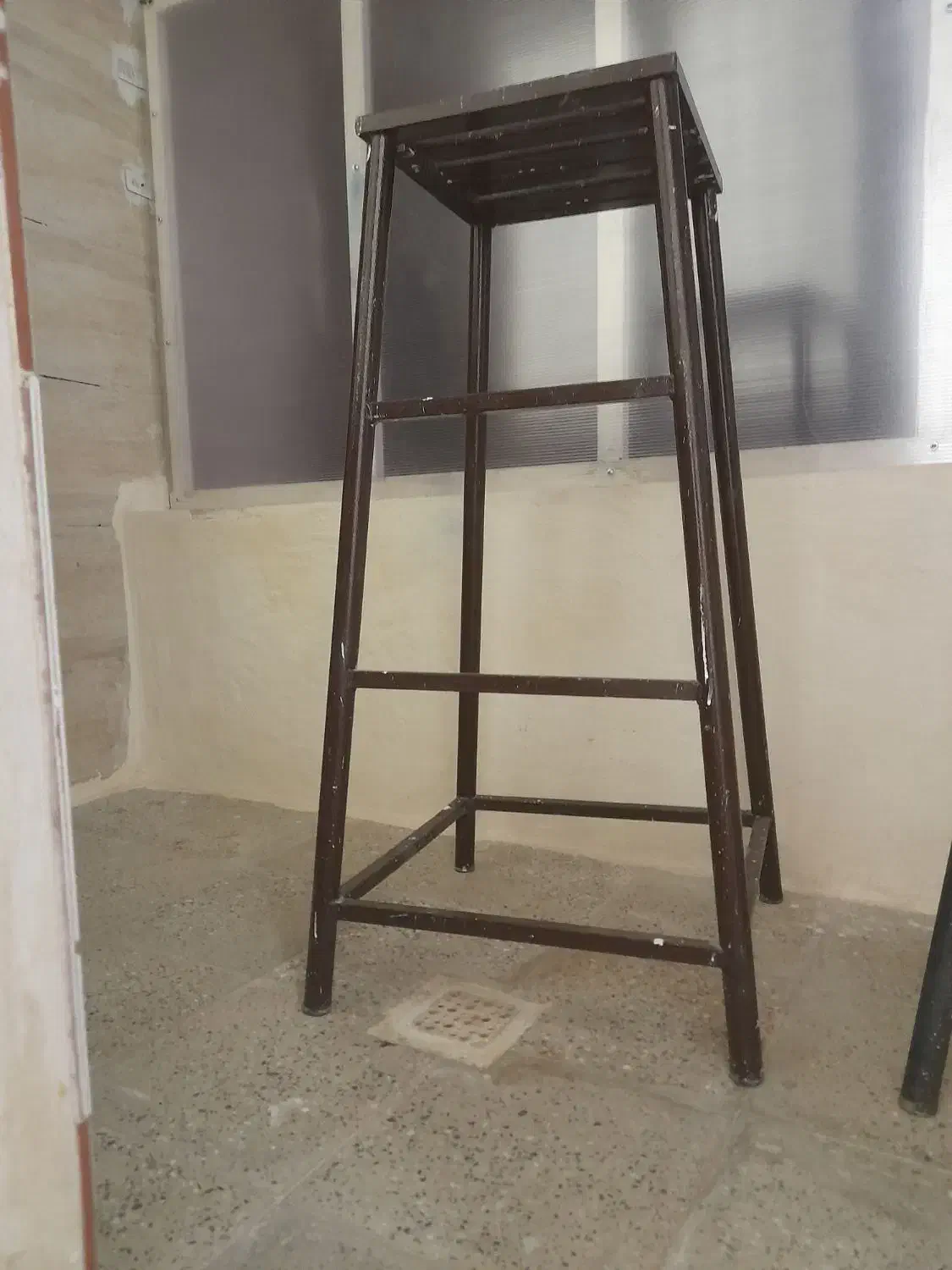 چهارپایه اهنی|ابزارآلات|قروه, |دیوار