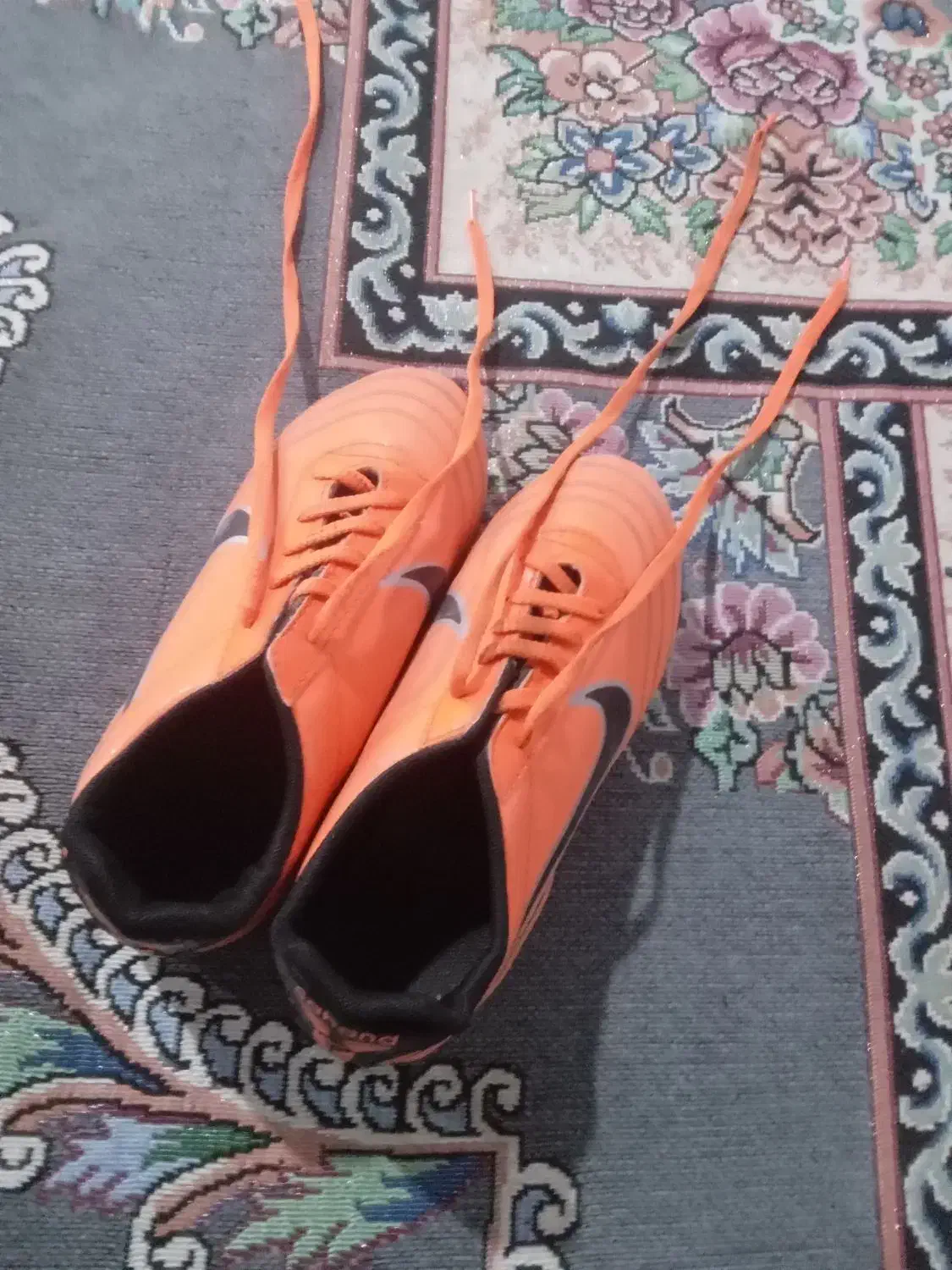 این کفش رو تازه خریدم نو نو دورزباش رفتم چمن|کیف، کفش، کمربند|باوی, |دیوار