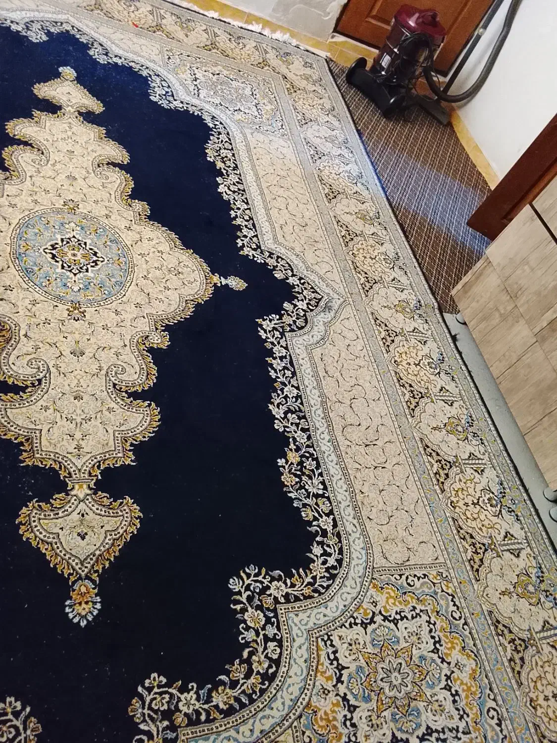 دو تیکه فرش سه در چهار هفت‌صد شانه|فرش|نمشیر, |دیوار