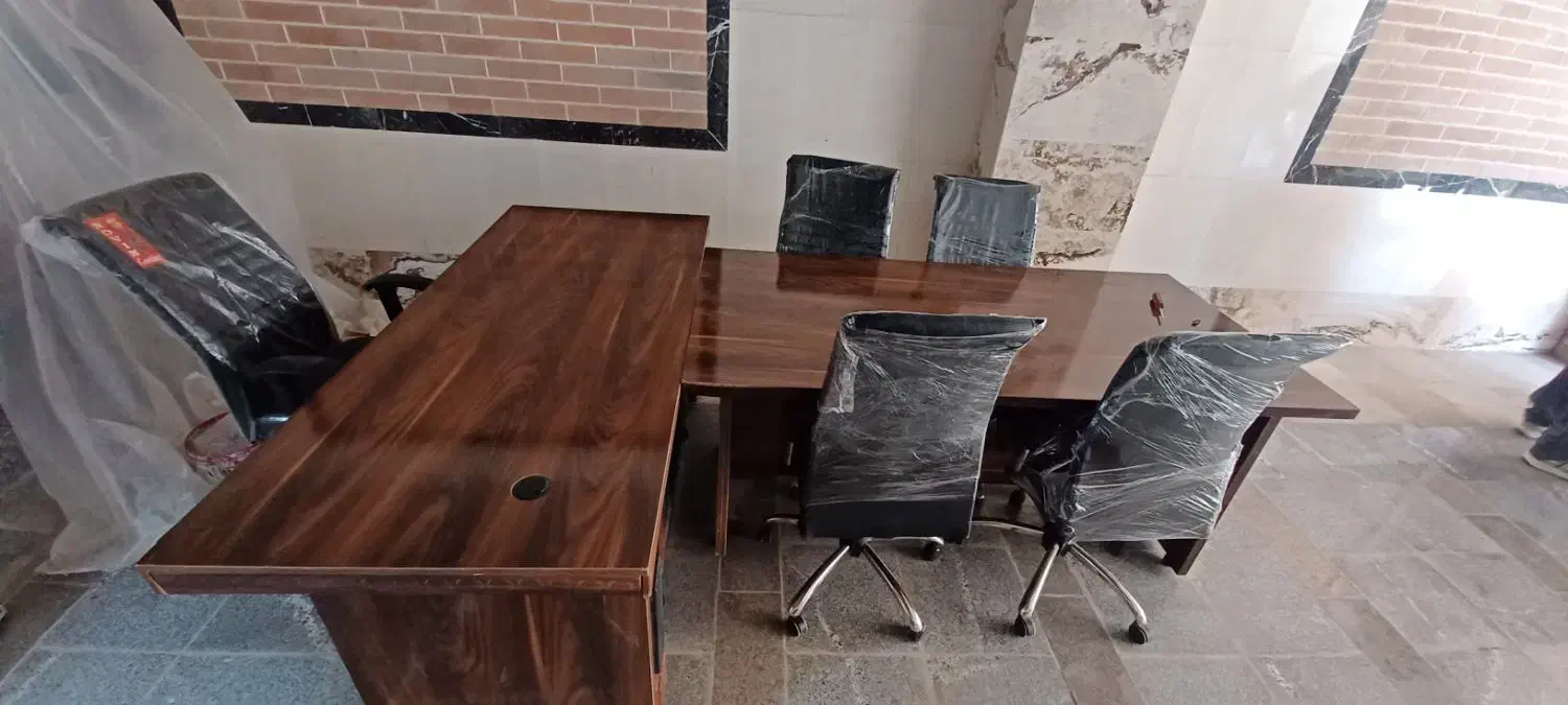 ۲ عدد میزمدیریت و کنفرانس با ۵عدد صندلی|دفتر کار|کرمانشاه, |دیوار